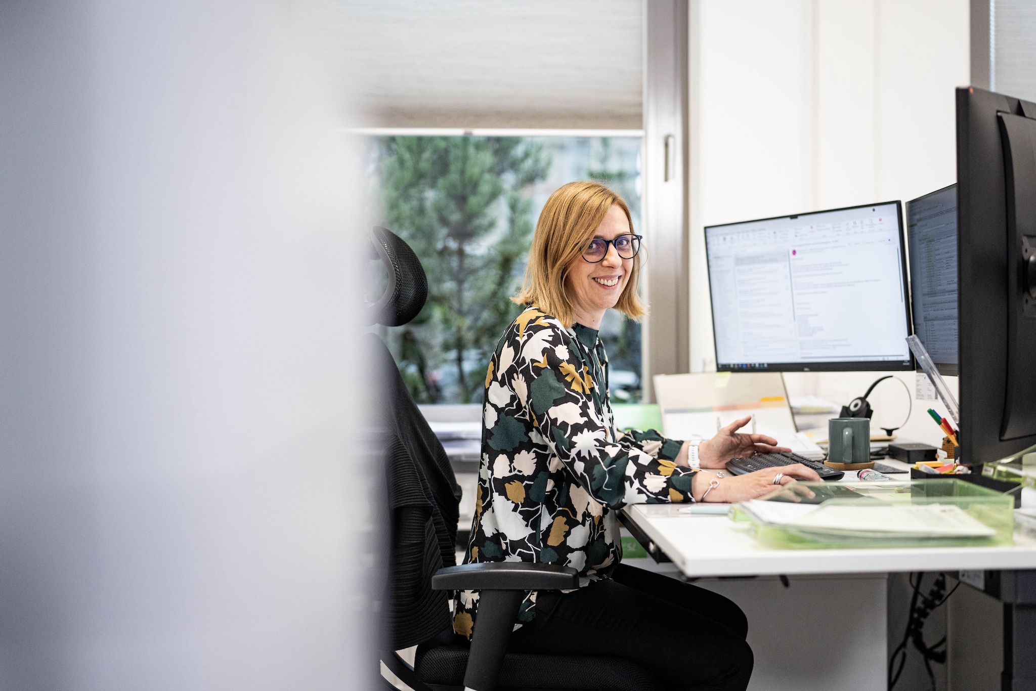Mitarbeitererin am Arbeitsplatz