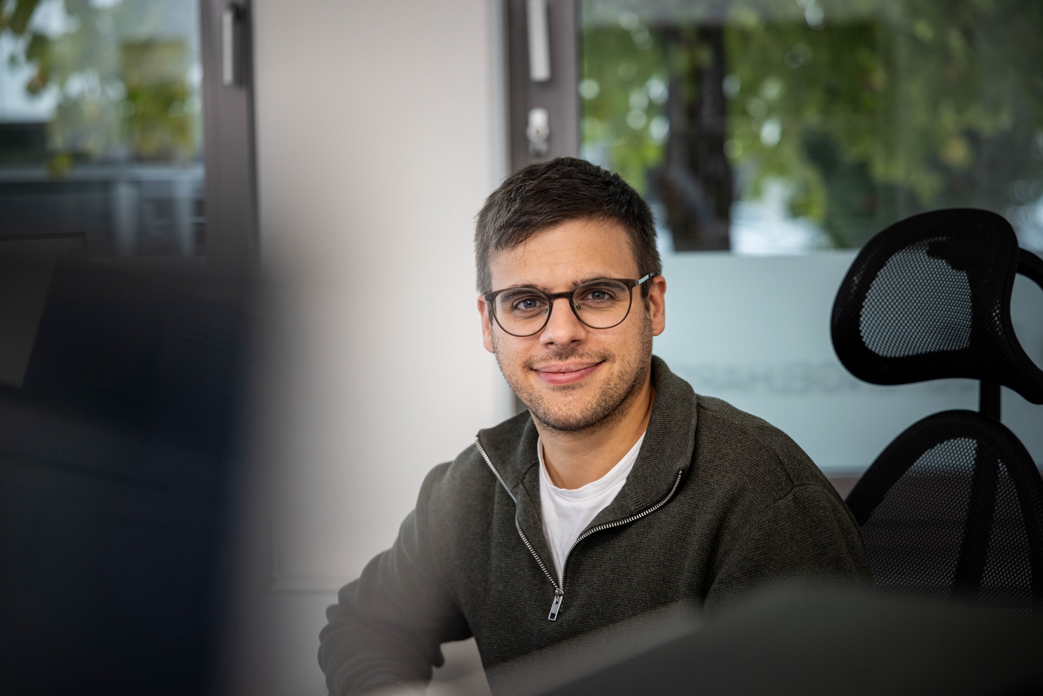 Ein Mitarbeiter am Arbeitsplatz