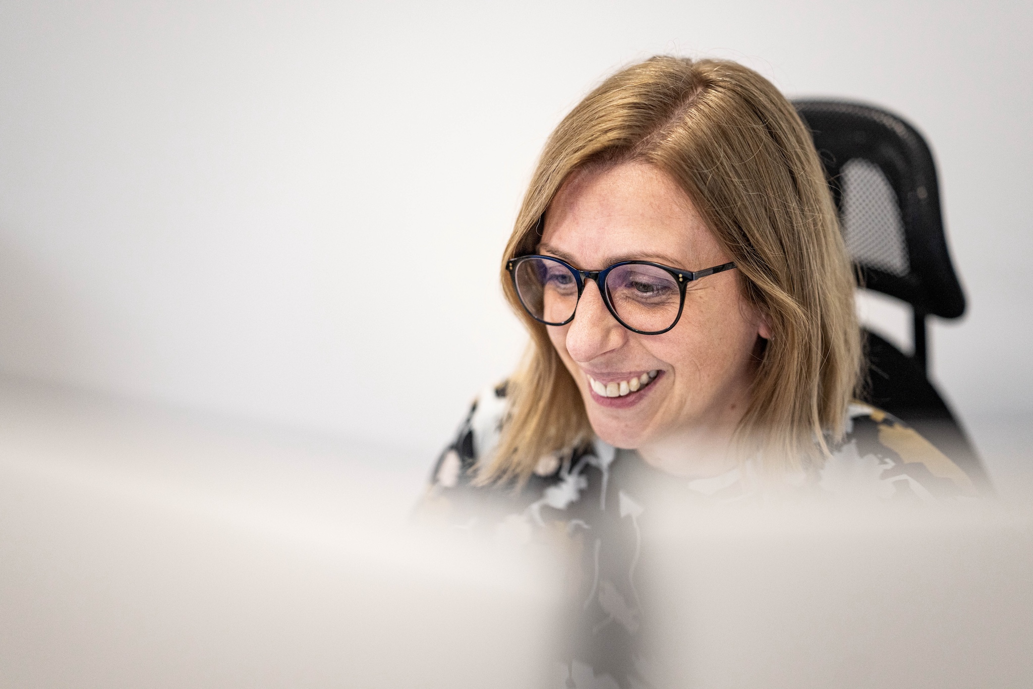 Mitarbeiterin am Arbeitsplatz