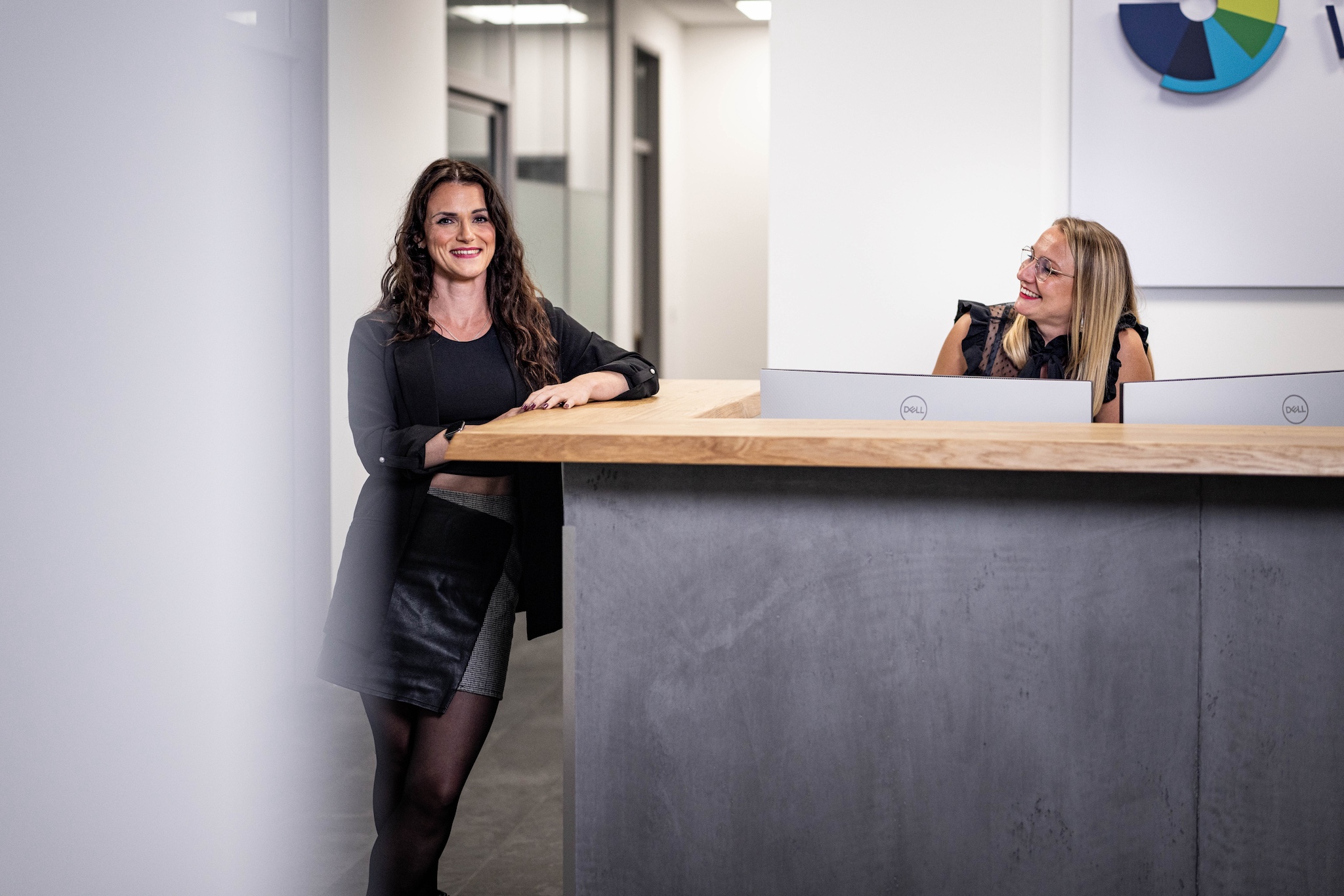 Geschäftsführerin an der Theke an der Rezeption