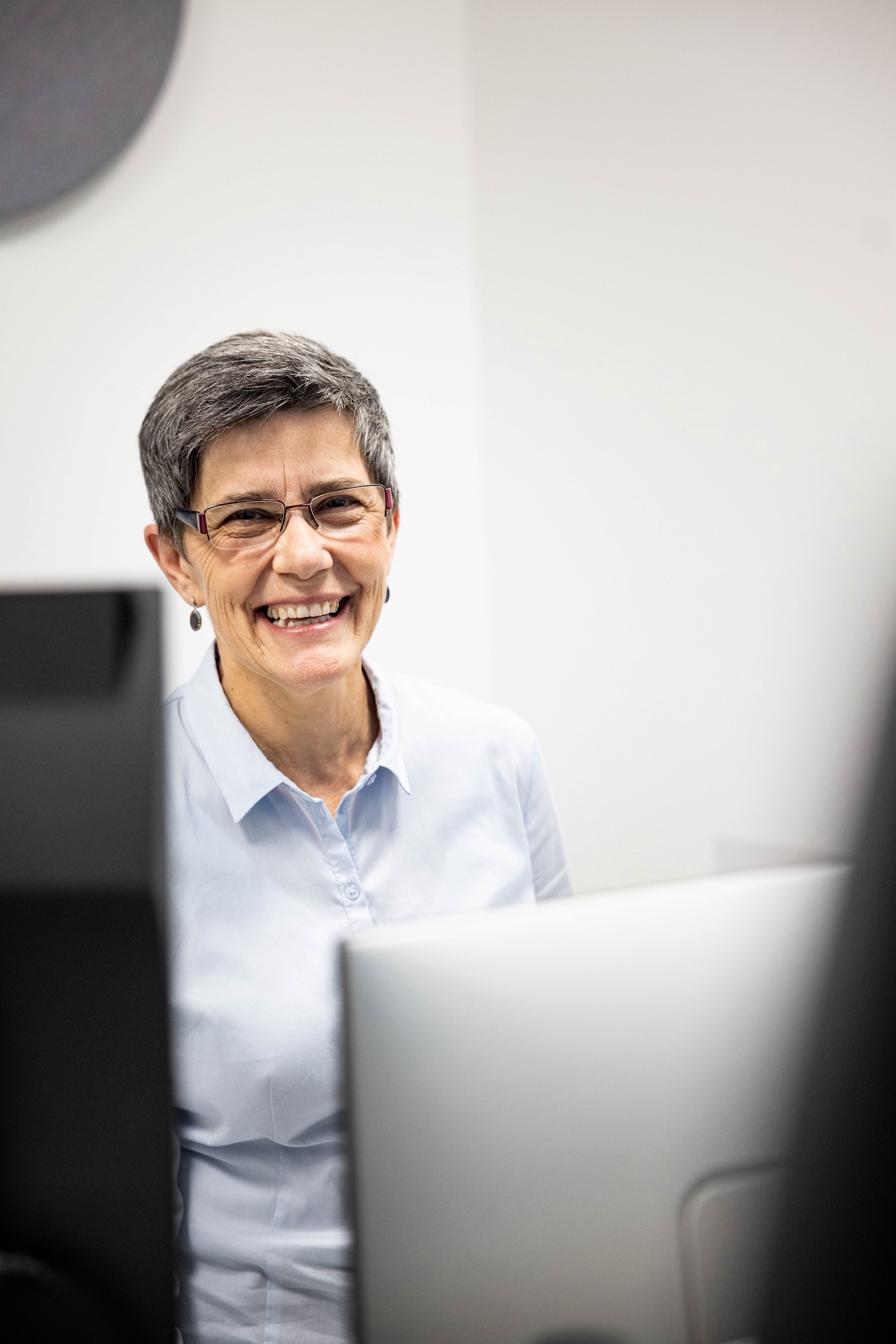 Mitarbeiterin am Arbeitsplatz