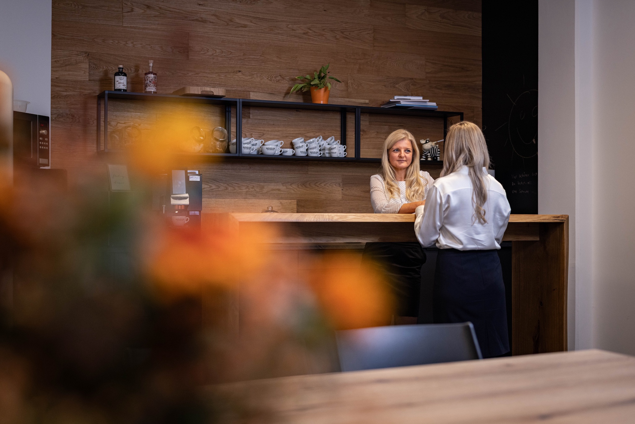 Zwei Mitarbeiterinnen in der Küche am Tresen